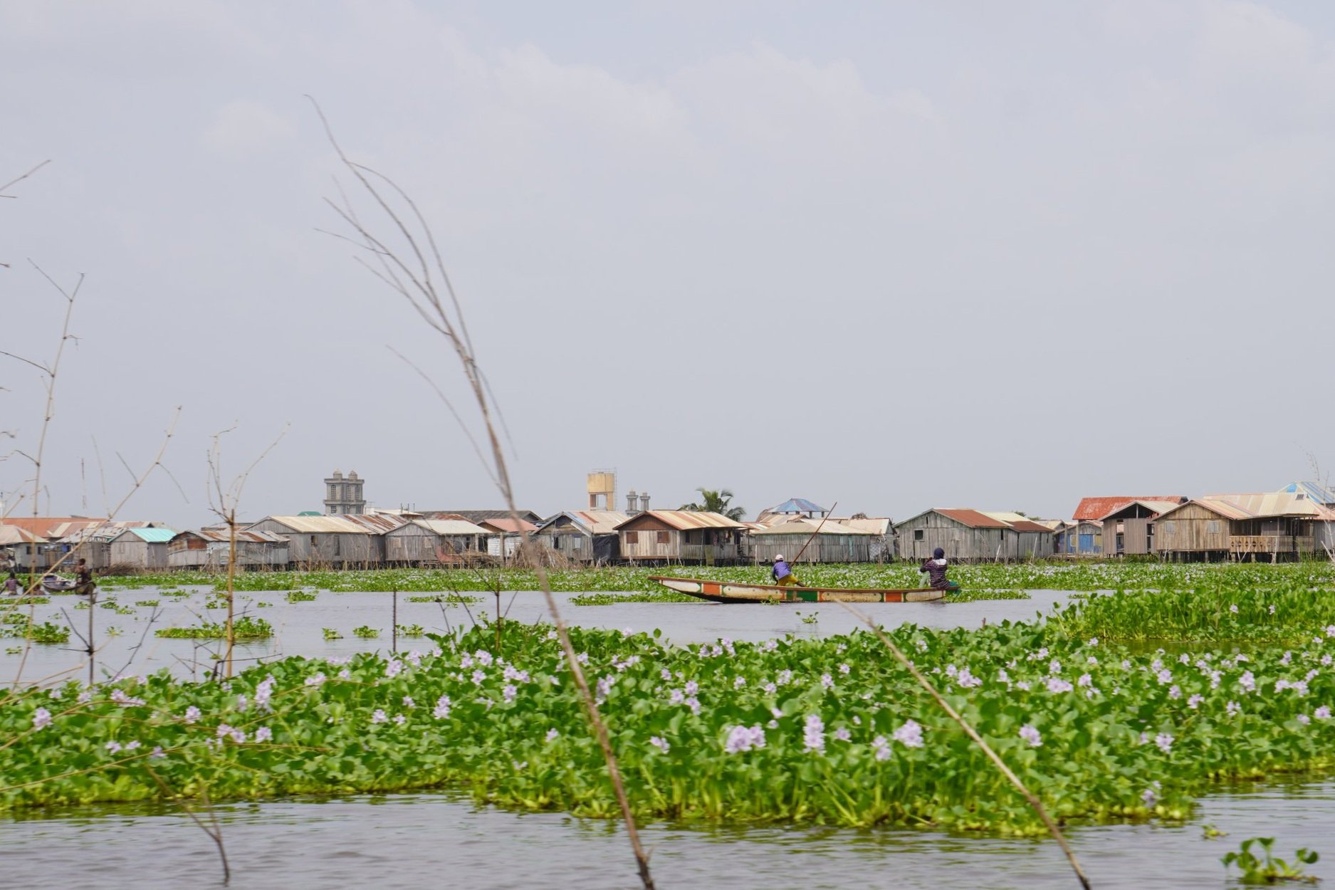  La commune de So-Âva, au Nord de Cotonou, s’étend sur plus de 215 km2, avec des bois et des cultures maraîchères dans le Nord. Mais dans le Sud, les maisons sont bâties sur pilotis sur le Lac Nokoue.  