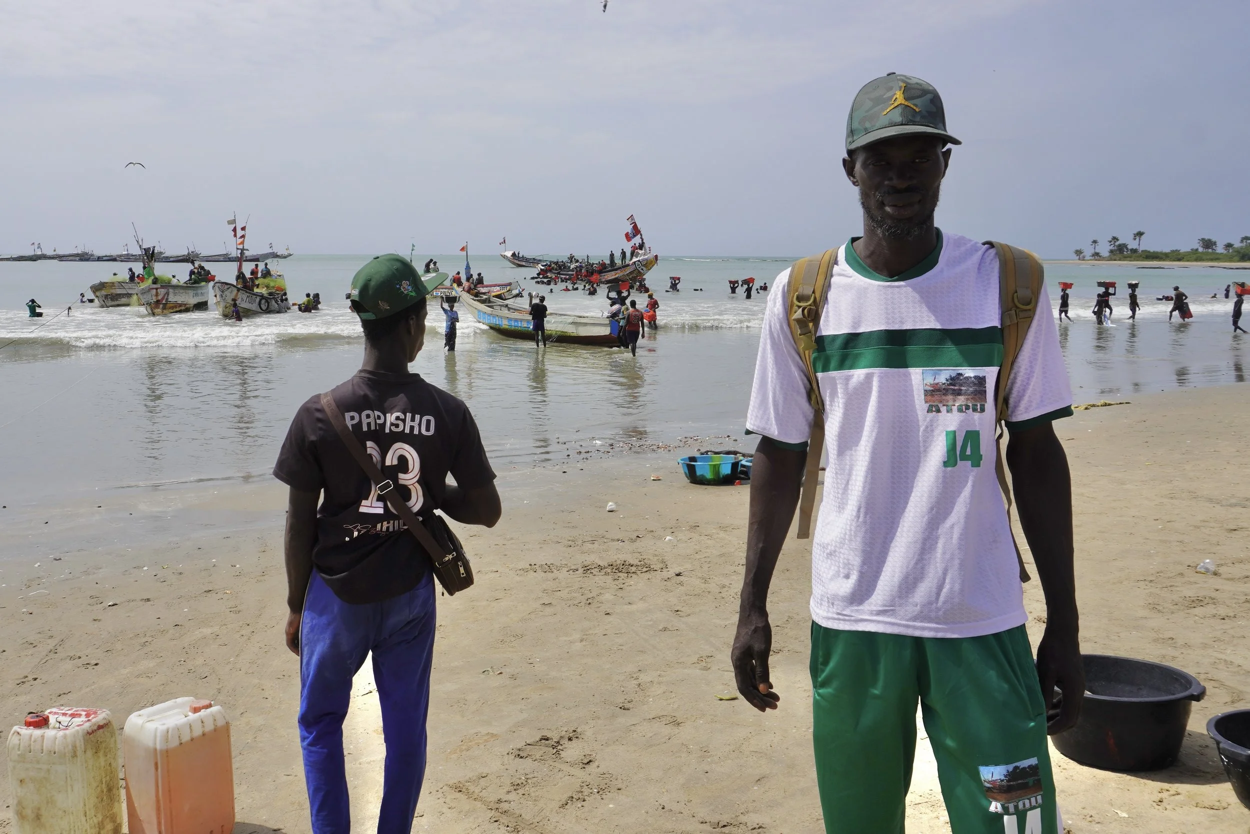   « Les formations visant à renforcer la sécurité en mer sont essentielles » , déclare Mamadou Dieye (à droite). Lui-même capitaine de pirogue, il souligne que tous les capitaines devraient être formés à la météo maritime, car les intempéries sont de