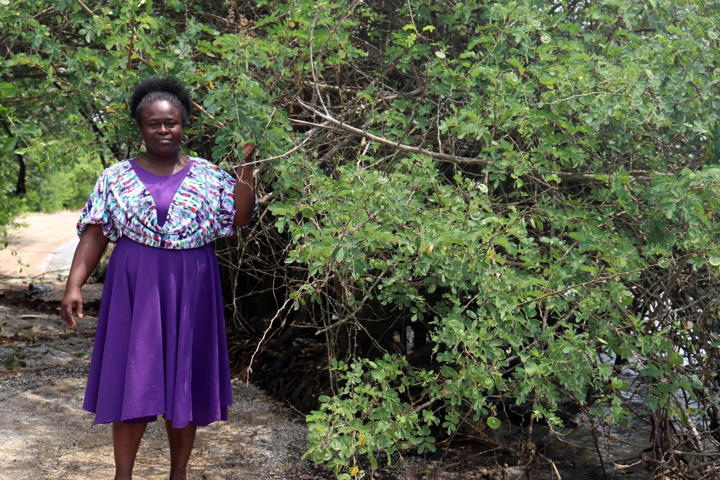  Gboko Nadine Edwige&nbsp; Epse Teya&nbsp;, vice-présidente de l'ONG  Watêya femmes –Pêche Écologique  et actrice engagée dans l’autonomisation des femmes grâce à la culture et à la commercialisation d’huîtres de mangrove. Ici, sur les berges de la l