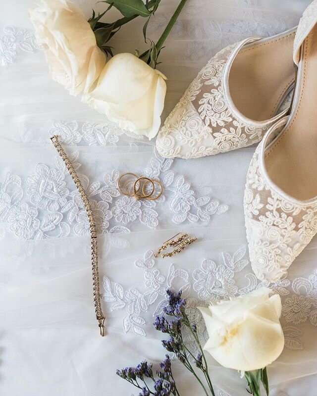Starting wedding days off photographing dainty details is my favorite thing ✨