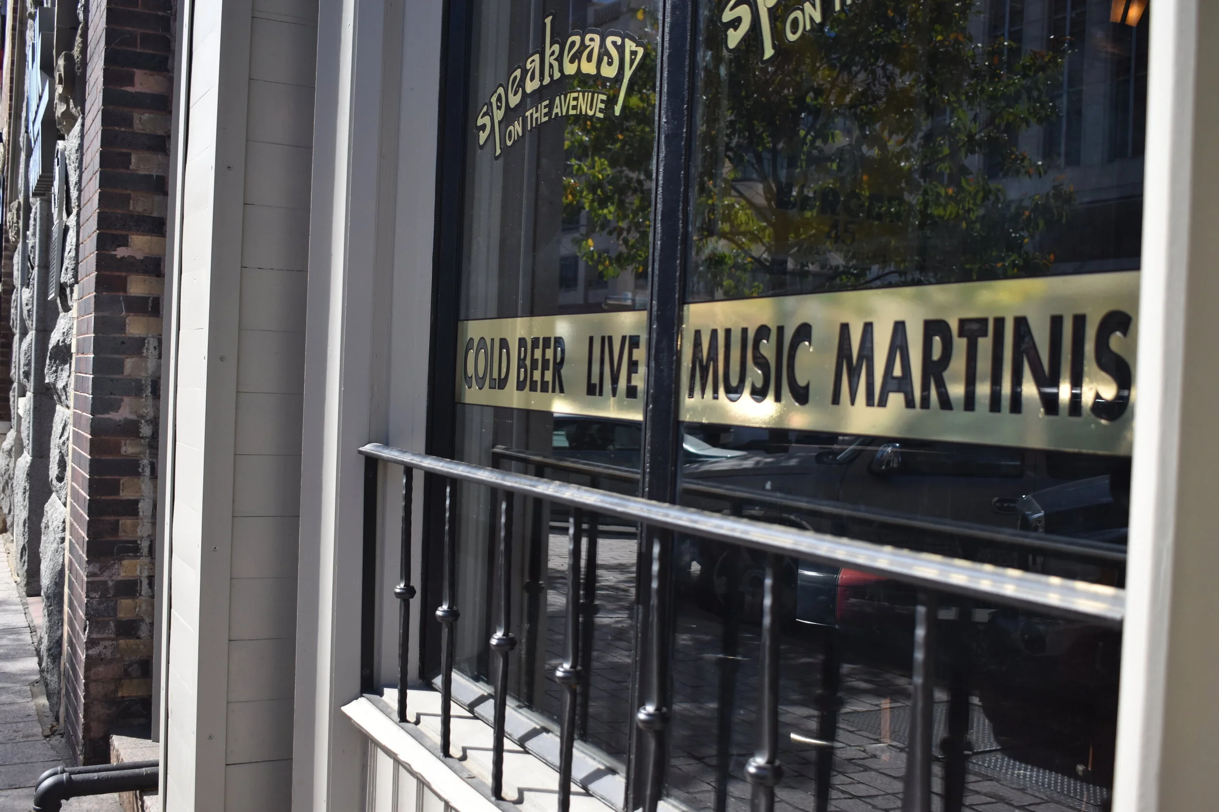 The Benefits of Using Vinyl Lettering for Your Business