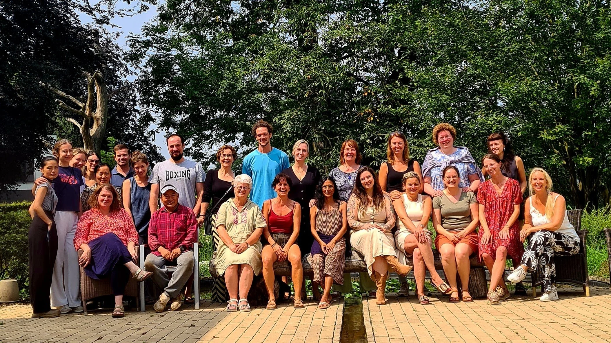 Groepsmoment tijdens de Kolibrie retraite bij Koningsteen, in een rustige en verbonden sfeer.