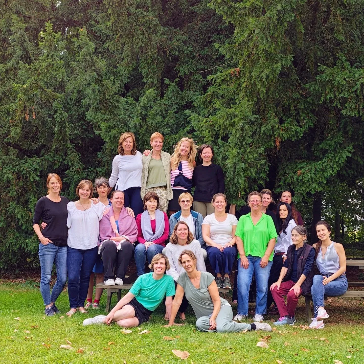 Ieder van ons draagt een uniek verhaal, met eigen kleuren, lagen en ervaringen. En toch is er iets diepers dat ons verbindt; een stille aanwezigheid van bewust-zijn en mens-zijn. Precies in die verbondenheid ontstaat heling: niet door verschillen uit