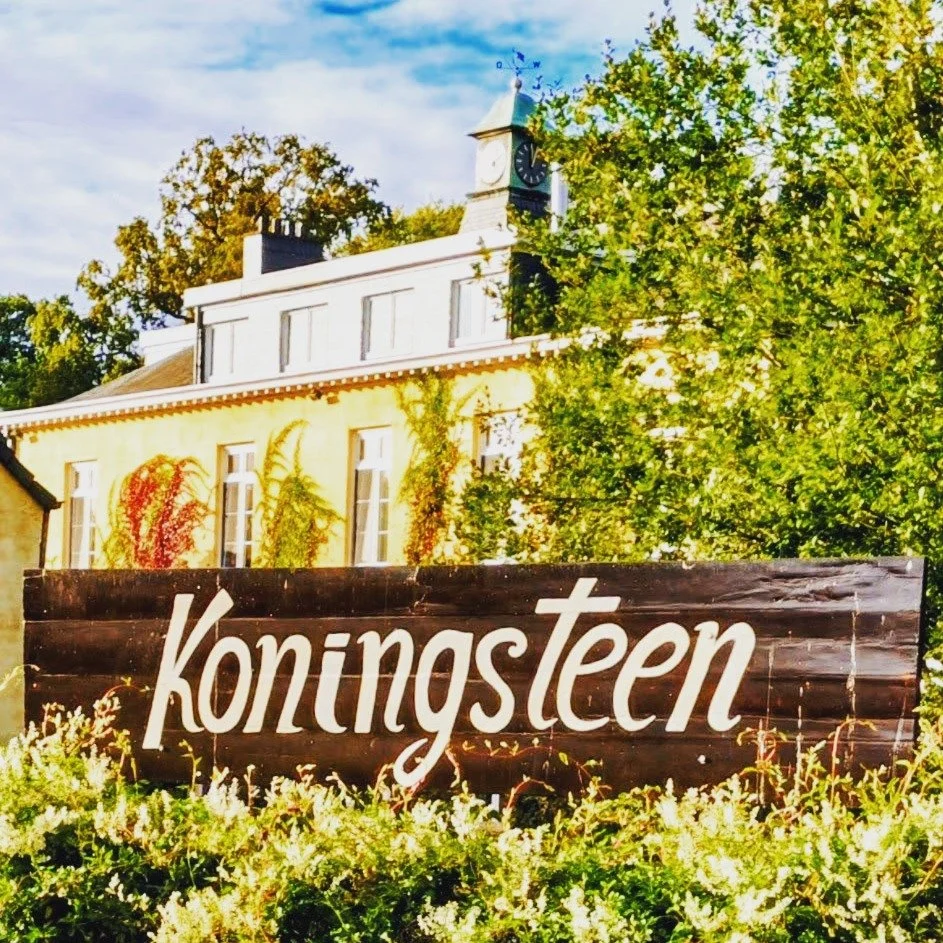 Op Koningsteen geloven we in de transformerende kracht van deze bijzondere plek. In de stilte van de natuur, in de warmte van verbinding met anderen en in de ontmoeting met jezelf, ontstaat ruimte voor verandering en groei. Naast onze eigen Kolibrie-