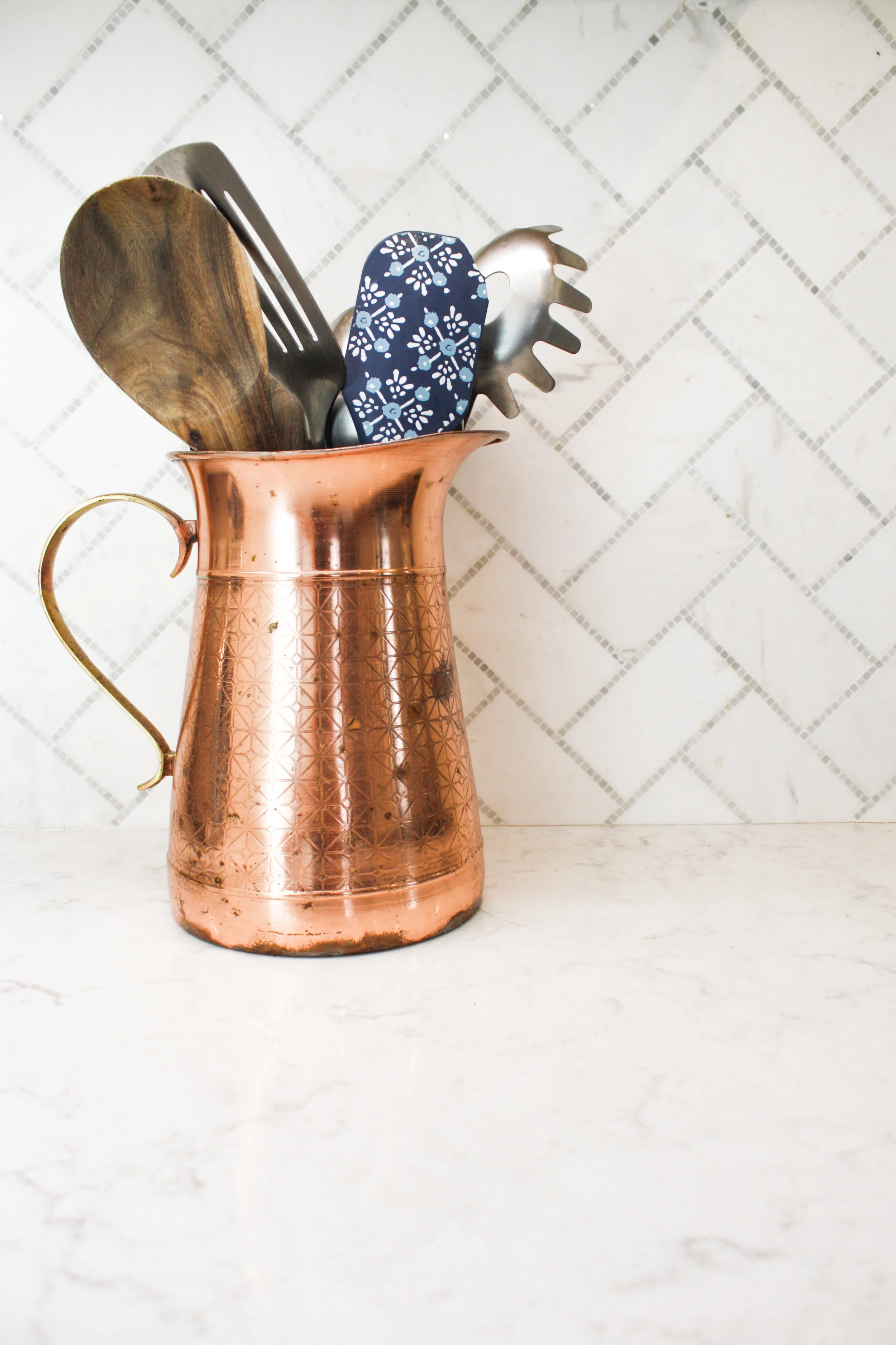 Herringbone tile backsplash (Copy)