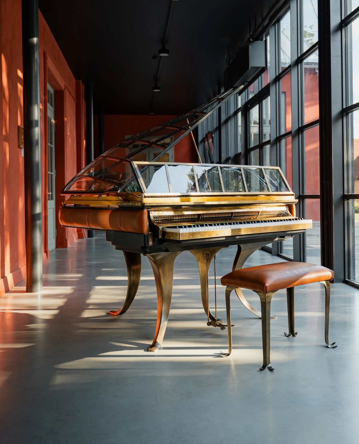 The PH Grand Piano Legacy Edition incorporates beautifully curved plexiglass in front of the keys to bring the beauty of the piano action into view and the transparent lid invites you to look inside and discover the beauty of the piano&rsquo;s string