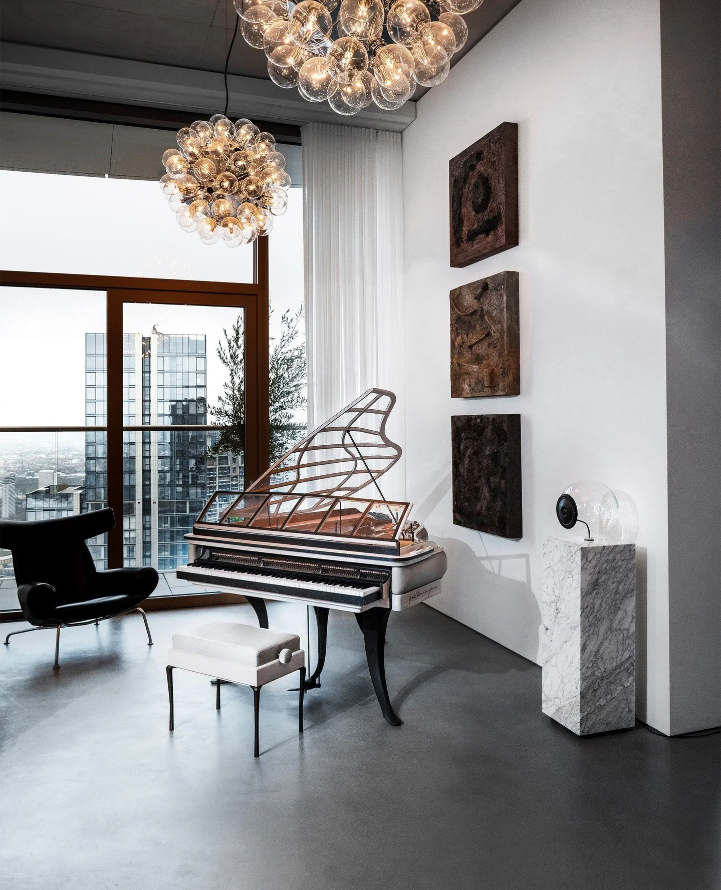 In Canary Wharf, in the East of London, a residential tower has been completed by the famous Swiss architecture firm Herzog &amp; de Meuron.⁠
⁠
Complementing the architectural approach, Tom Dixon&rsquo;s Design Research Studio has created its own imm