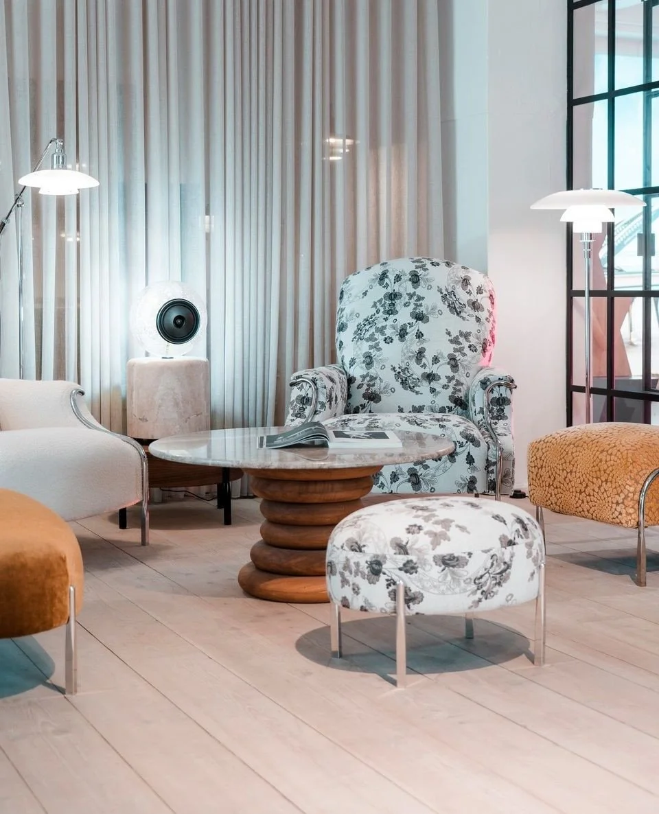 The Glass Ball Speaker is a sculptural, active loudspeaker designed as⁠
functional art. A mouth-blown glass sphere meets a base in stone⁠
or wood, housing precision drivers, amplification and optionally a built-⁠
in subwoofer. Hand-assembled, it fill