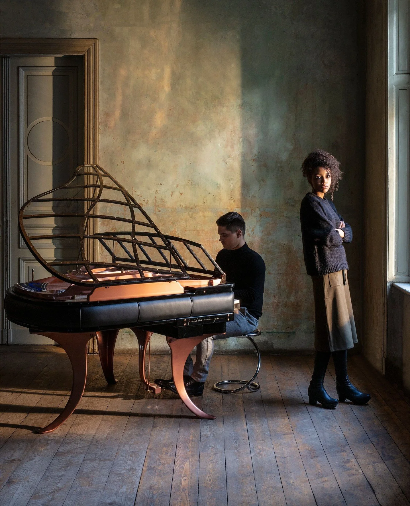 PH Grand Piano, designed by Poul Henningsen in 1930, reveals the inner life of the instrument behind its transparent lid and slim leather rim. A sculptural grand piano where sound, engineering and Danish design meet in one clear statement piece for t