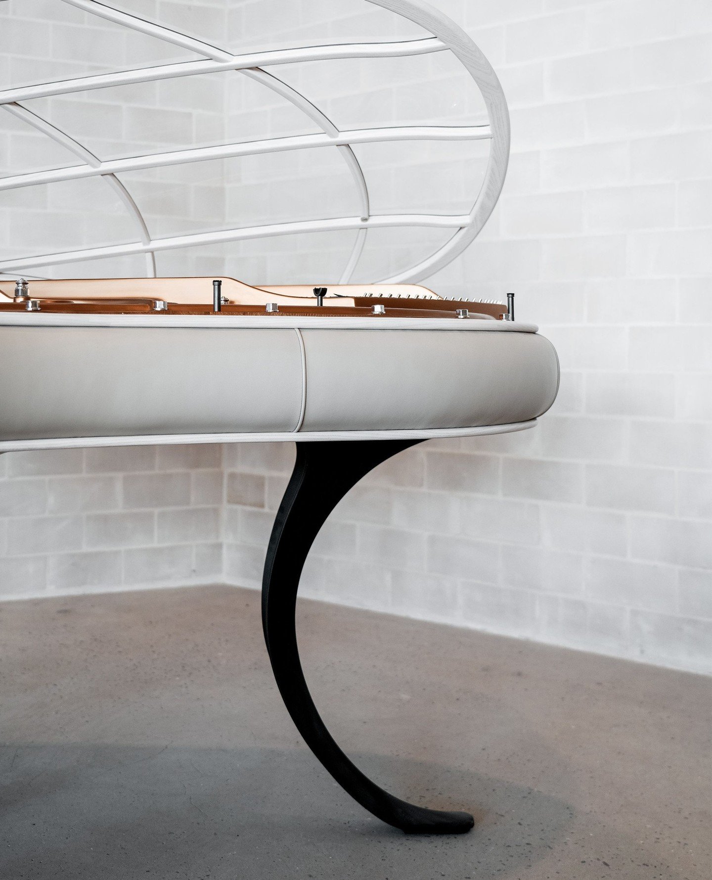 Characterized by streamlined shape and visual lightness, the PH Grand Piano Legacy Edition&rsquo;s case eliminates the bulky silhouette of a traditional instrument. The lines of this edition are finer than those of other editions, from the elegant me