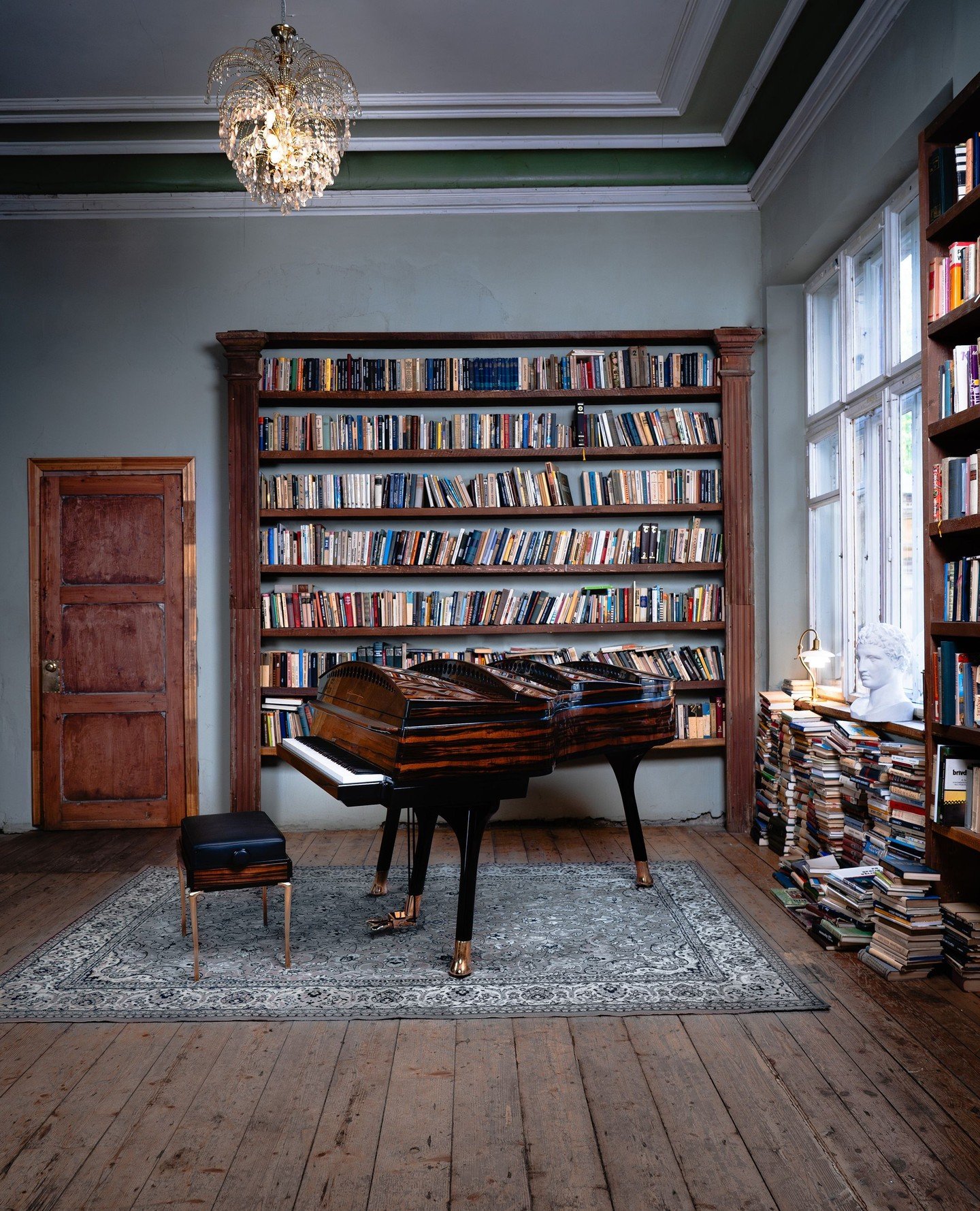 A stunning piano with finely detailed cabinetry, the PH Bow Grand Piano is a feast for the senses. With its elegantly angled legs, inconspicuous pedal lyre, and organic lines, this instrument reverently nods to tradition while still expanding the pot