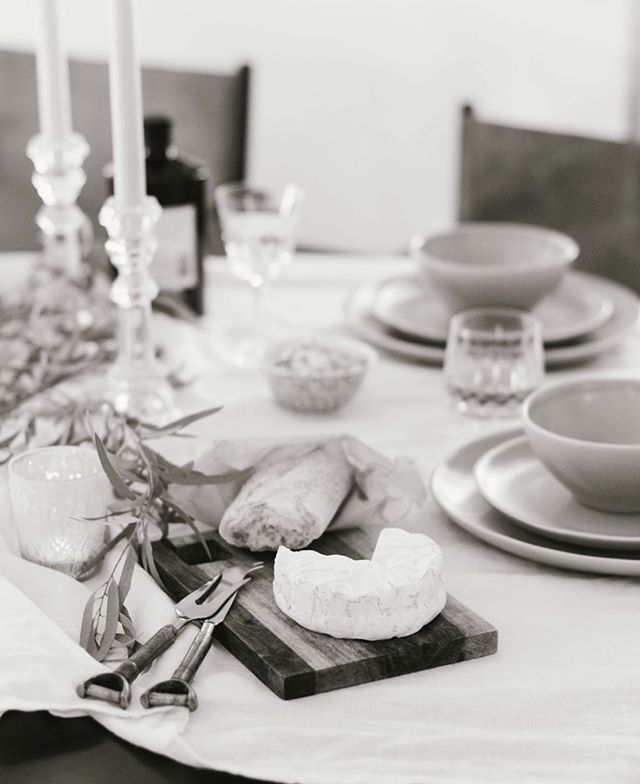 Previewing #photos of our #styling #shoot with @christymacgilvary 🖤 ▪️What do you want to see more of? #design tips? #decorating advice? #entertaining ideas? #holiday entertaining? #cheese?!▪️LEAVE A COMMENT, let me know! 🖤✌🏻