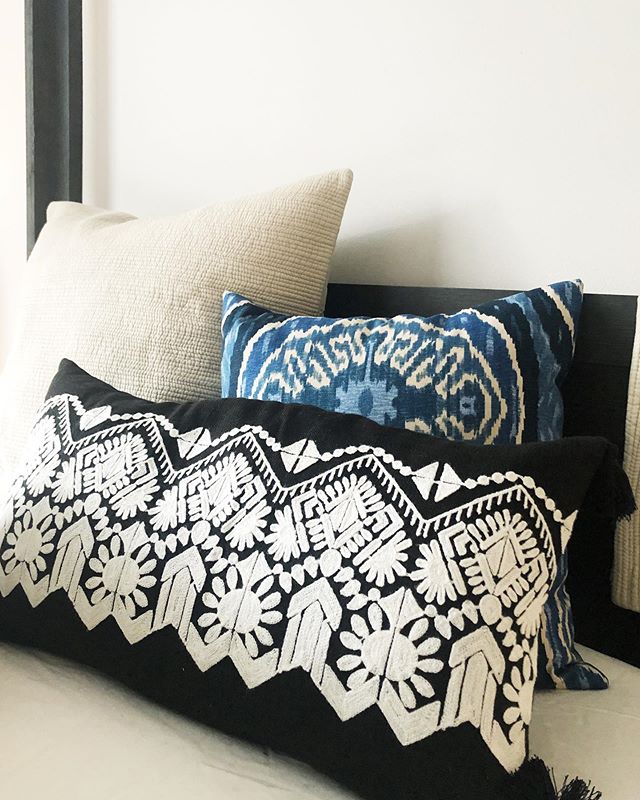 Zzzzzzzz....it&rsquo;s Monday (whyyyyyyy)! Working on some little updates to the guest room for some houseguests this week.
.
.
.
Pillow combo: yes or no? We are at the beach and I love me some #boho (surprise, surprise). I started this blue/white/ta