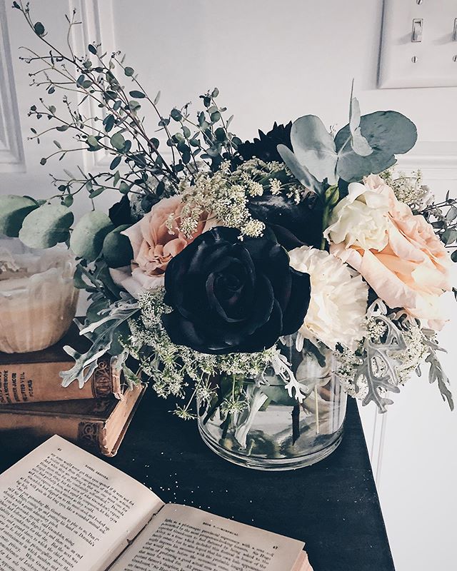 We got to play with some gorgeous black magic roses yesterday for our styling shoot! 🖤✨
.
.
.
#florals #roses #bohemianstyle #boho #blackmagic #floraldesign #styling #interiors #design #interiordesign #myhousebeautiful #inspiration #flowers #flowers