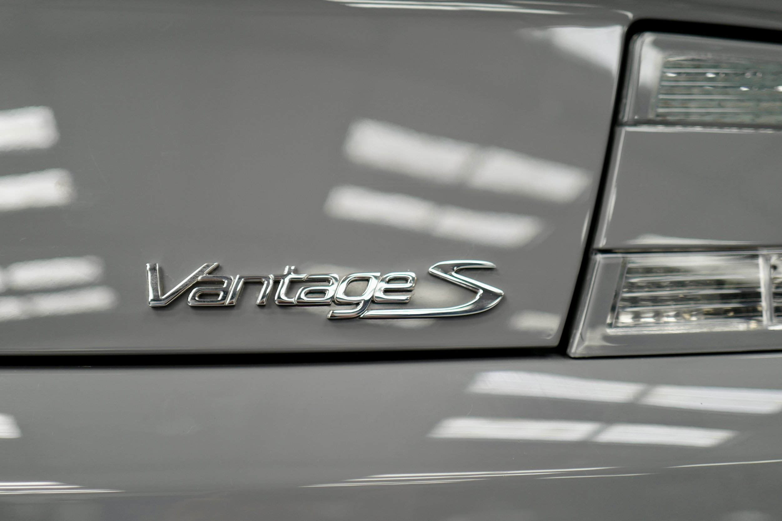 14. - V8 V S Model badge.JPG