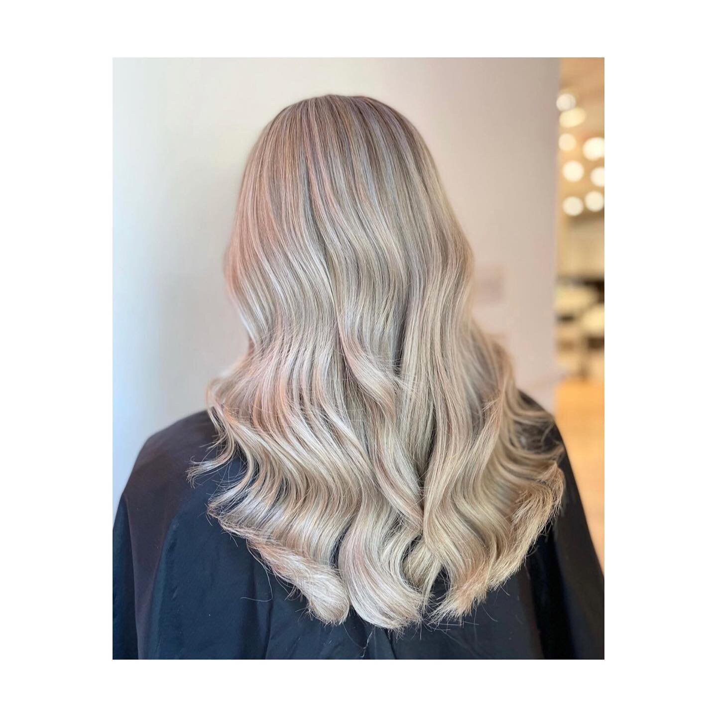 PERFECTION 

Always the most gorgeous results in salon from our gal Bethany. This blonde is pure perfection &amp; we are in love 👌🏻

Hair: @bethanyrowe_norwich_hair using @wellahairuki @olaplex 
Styled using: @labelmuk 

#hairsmithsnorwich #hairsmi