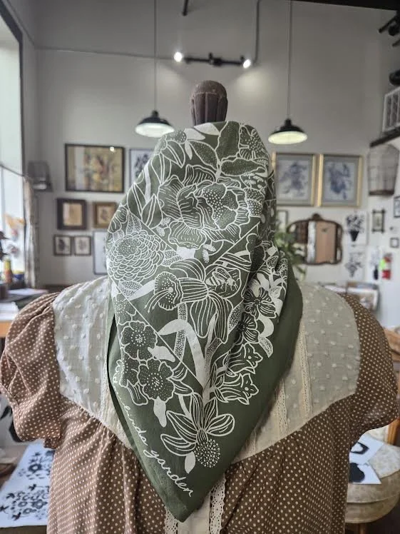 widowbirds garden bandana -botanical green