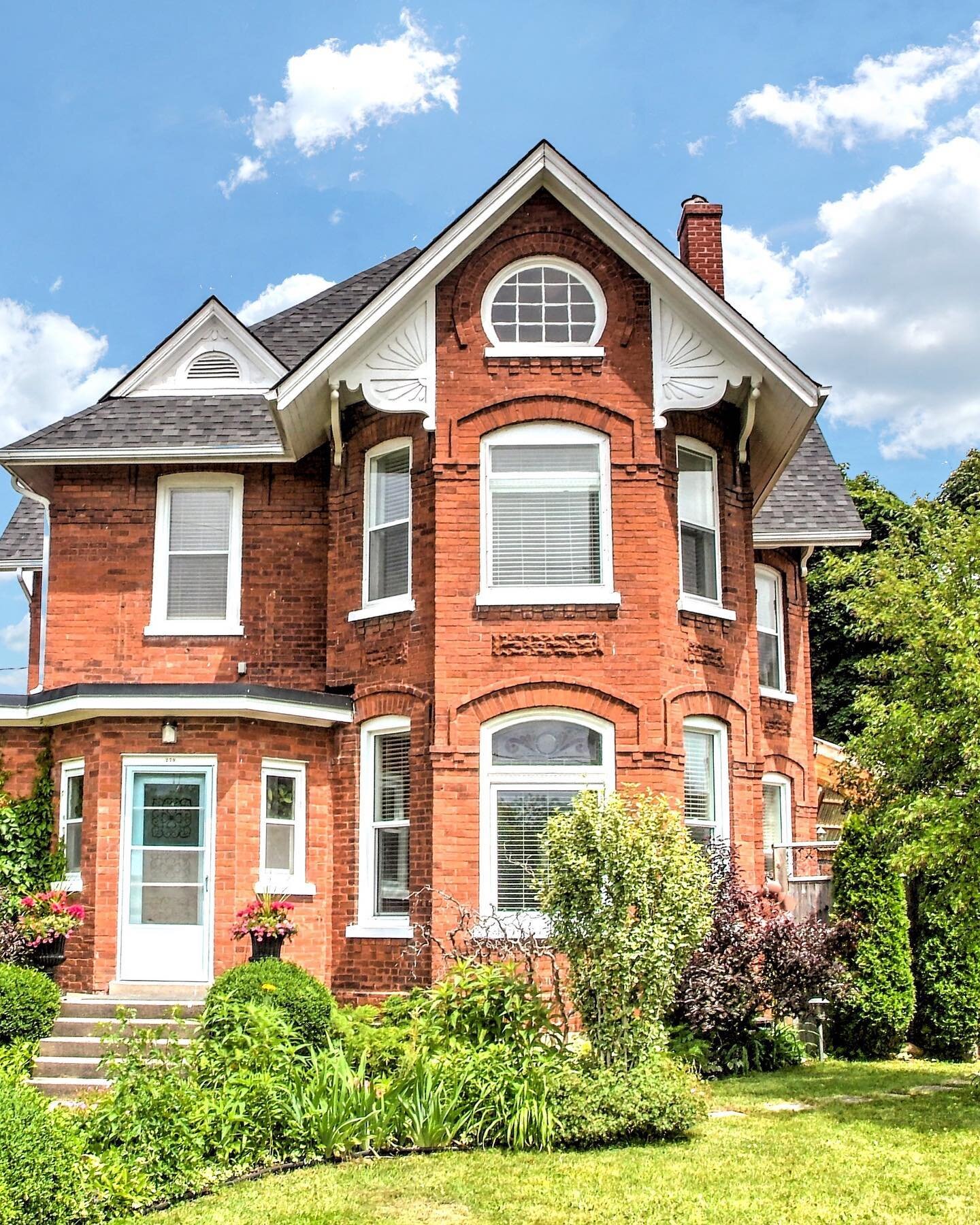 Simply Exquisite, 279 Peel St. offers an infinity of opportunities.

This Century Home built in 1900 was once used as the nurses&rsquo; quarters for the Collingwood G&amp;M Hospital. It sits on a stunning corner lot, directly behind the hospital and 