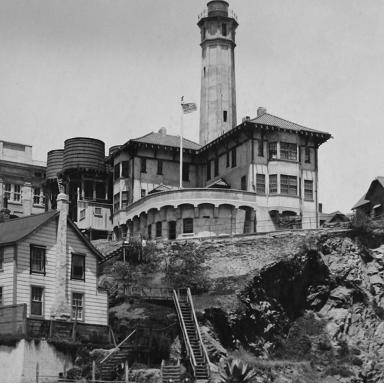 Did you know that Alcatraz housed the Pacific Coast&rsquo;s first lighthouse? A small lighthouse was constructed on top of the island in 1854, making it the first of its kind on the West Coast of the United States! 

.
.
.
.
.
.
.
.
.
#alarm22
#escap