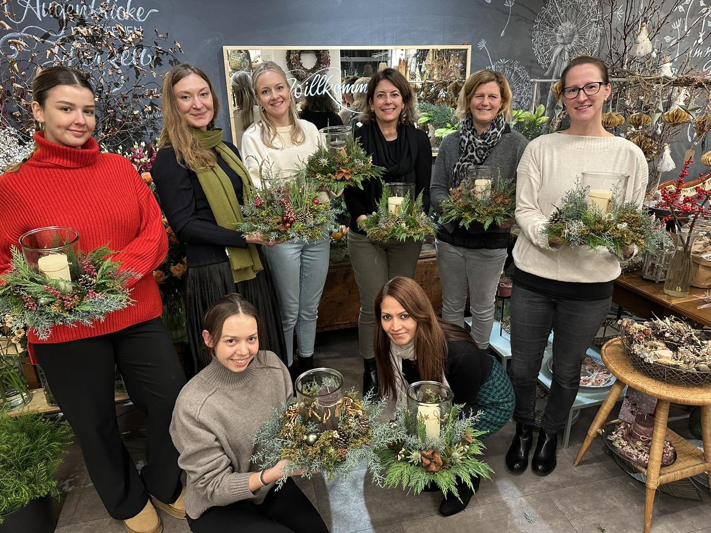 Ihr Lieben&hellip;
Heute Abend haben Mitarbeiterinnen eines Basler Unternehmens ein Team-Workshop bei uns besucht. Es waren engagierte Ladies, die alle wundersch&ouml;ne Werkst&uuml;cke kreiert haben. Sch&ouml;ne Adventszeit 💫
Blumige Gr&uuml;sse
im