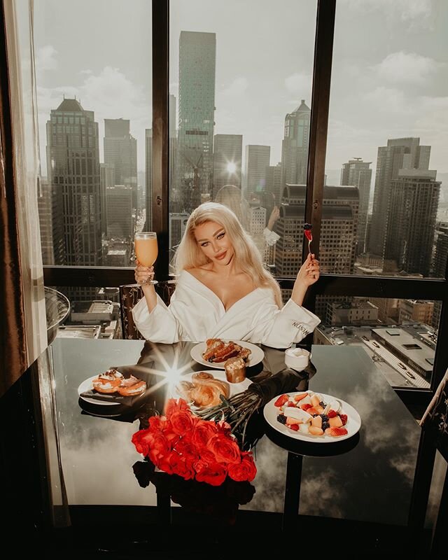 &tilde;&rdquo;*&deg;&bull;.&tilde;&rdquo;*&deg;&bull; 🌹🏙Heart of Downtown @westinseattle⁣
Seattle&rsquo;s Breakfast with this kind of VIEW☁️ ⁣
⁣
🇺🇸Happy Presidents&rsquo; Day. #PresidentsDay⁣
⁣
Thank you 🙏🏻 for such an memorable experience. Wha