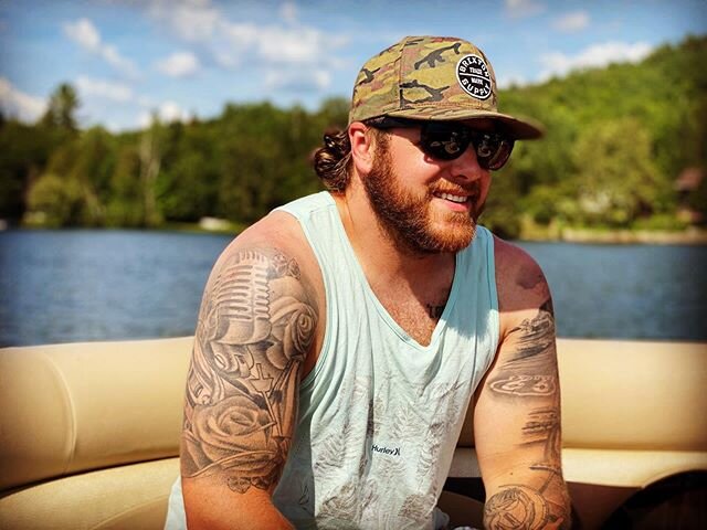What a great weekend!🤘🍻 #smile #instagram #instagood #lac #boat #sunglasses #sunnyday #weekend #vibes #summer #tattoo #lifestyle #fun #photography #photo #photooftheday