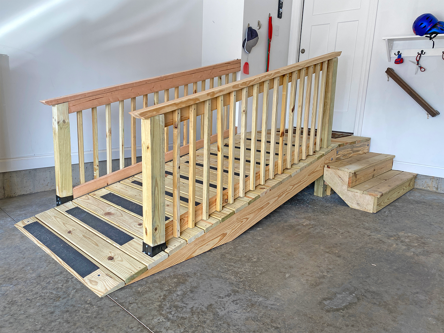 ACCESS RAMP WITH HANDRAILS