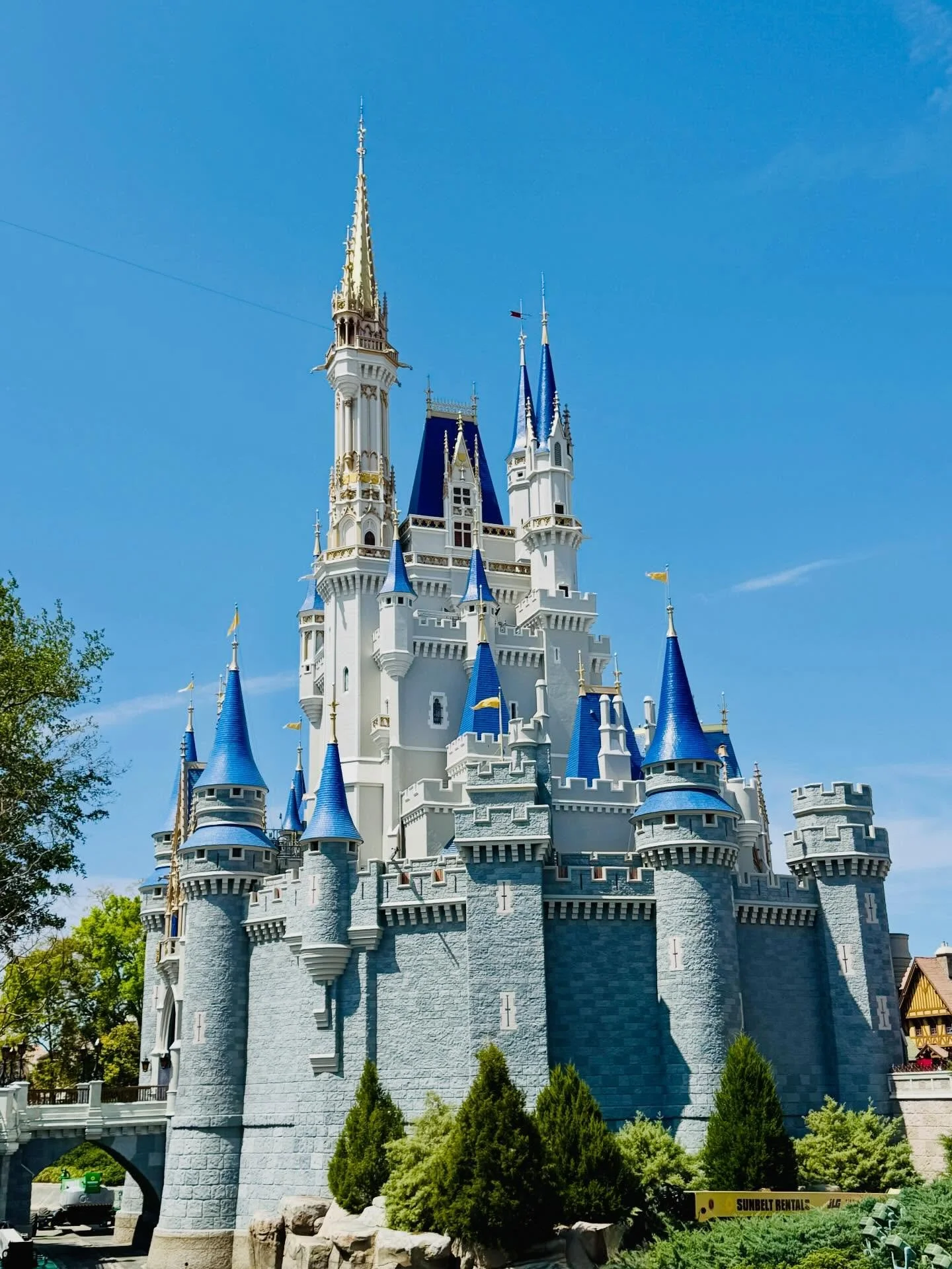 Isn&rsquo;t she beautiful? 🤍✨

I&rsquo;ll be honest&hellip; I loved the pink. She had her moment and it was stunning. But seeing her back in white again just feels like home&hellip; even if it&rsquo;s not quite the same shade we remember 👀

She def