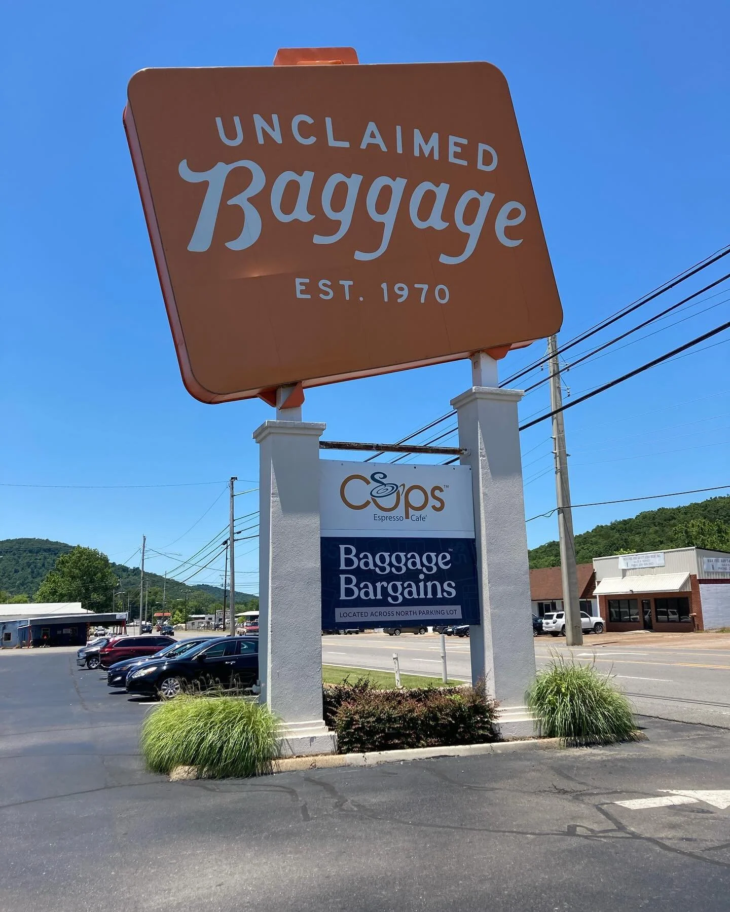 Be sure to stop by the world famous Unclaimed Baggage store when you&rsquo;re in Scottsboro, Alabama!😃🚀