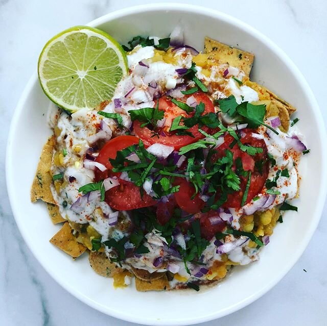 Chat for breakfast stimulates all the flavors: bitter, sweet, sour, spicy. This one has cashew yogurt raita, safed vatana, potato 🥔, tomato 🍅, chillies 🌶 and onion 🧅, atop a bed of house made savory crackers drizzled with tamarind chutney. #homem
