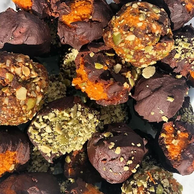 These pumpkin 🎃 truffles are a perfect winter ❄️sweet treat! #vegetarian#vegetarianfood#vegan#wholefoodsplantbased#wholefoodsplantbaseddiet#veganchef#plantbasedmeal#plantbaseddiet#plantbasedlife#vegancouple#veganparents#plantbasedcouple#plantpowered