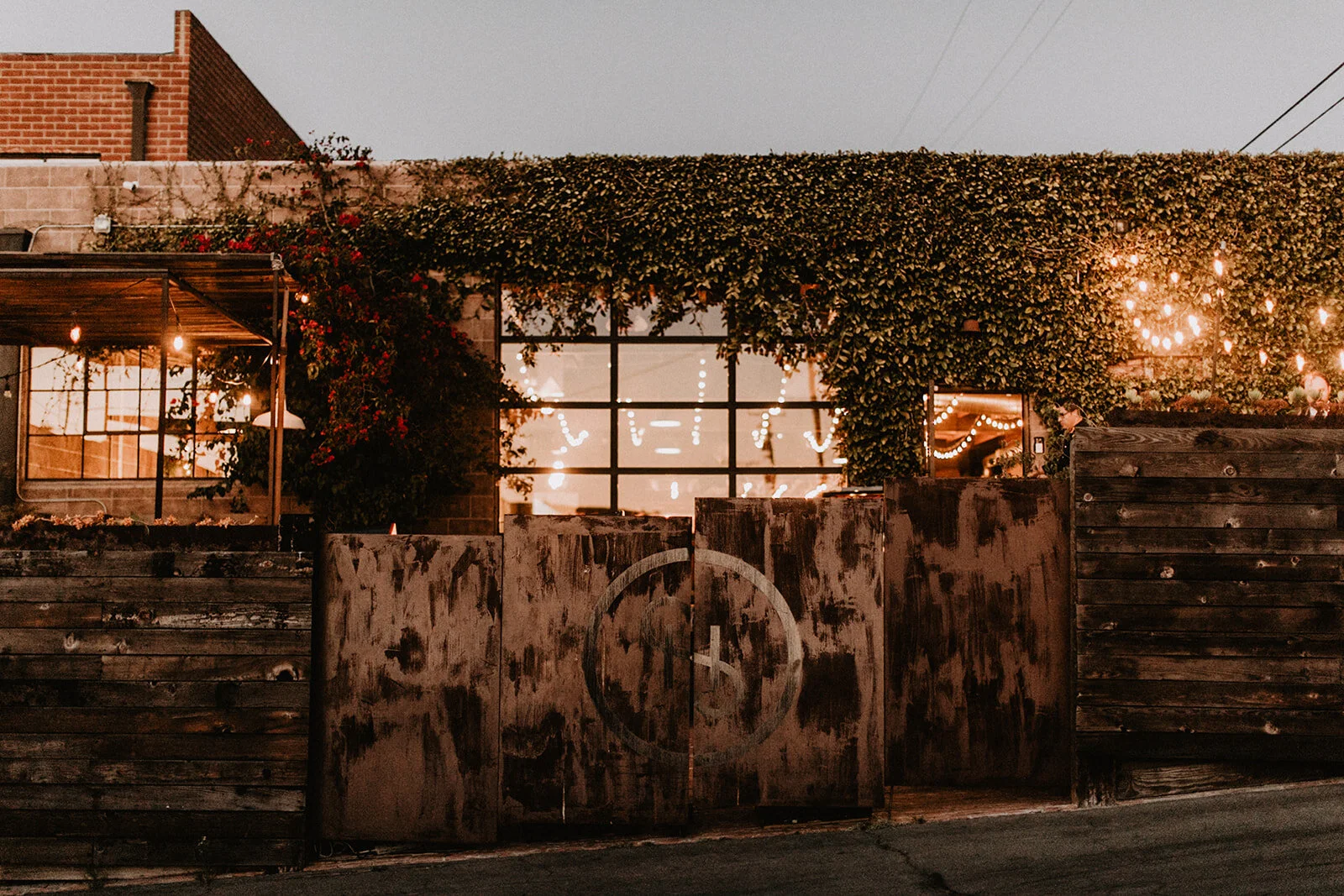 Smoky Hollow Studios warehouse wedding venue in Los Angelesat sunset
