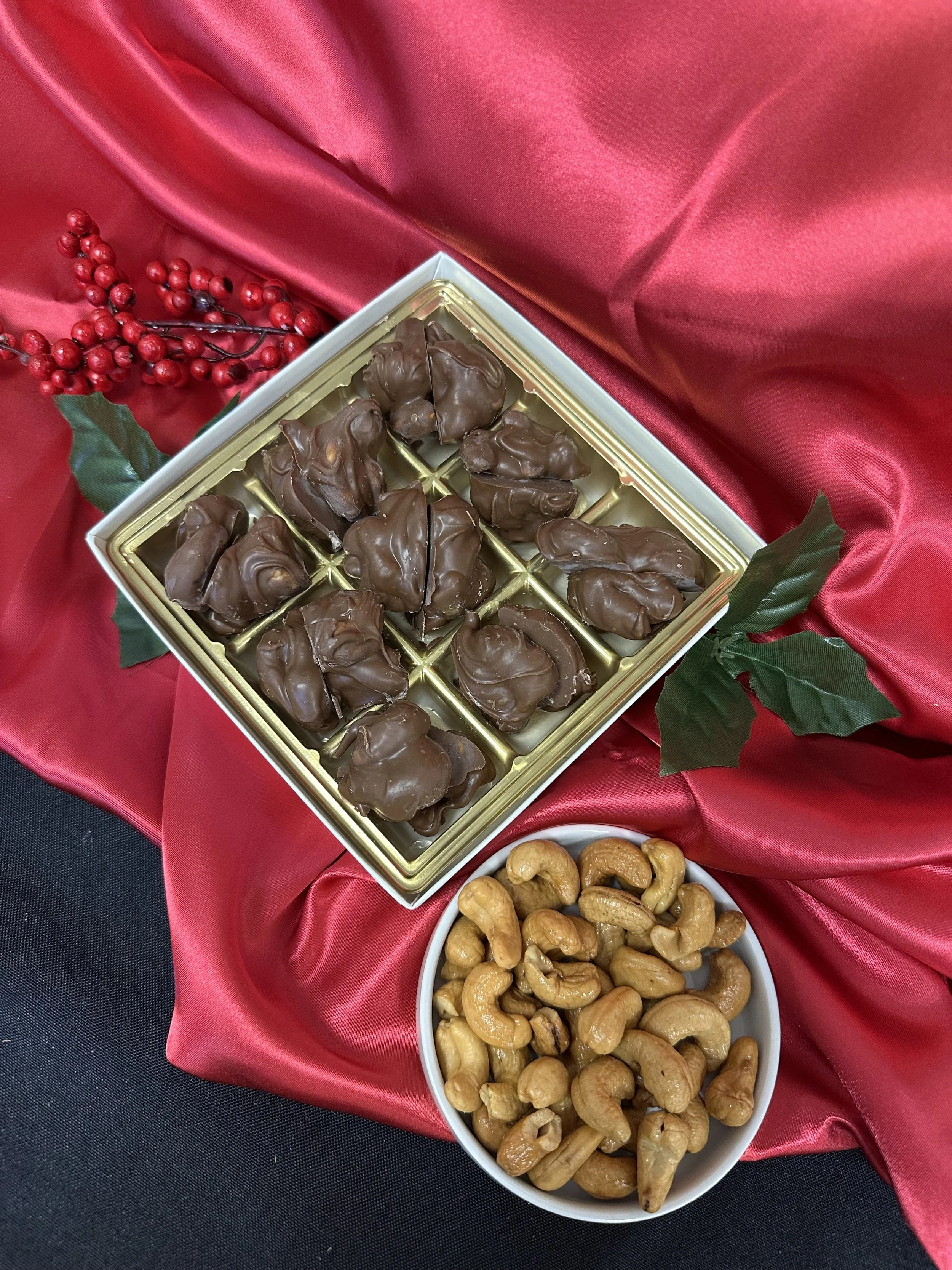 Millk Chocolate Cashew Clusters 1 lbs and 8 oz — RedStone Candies