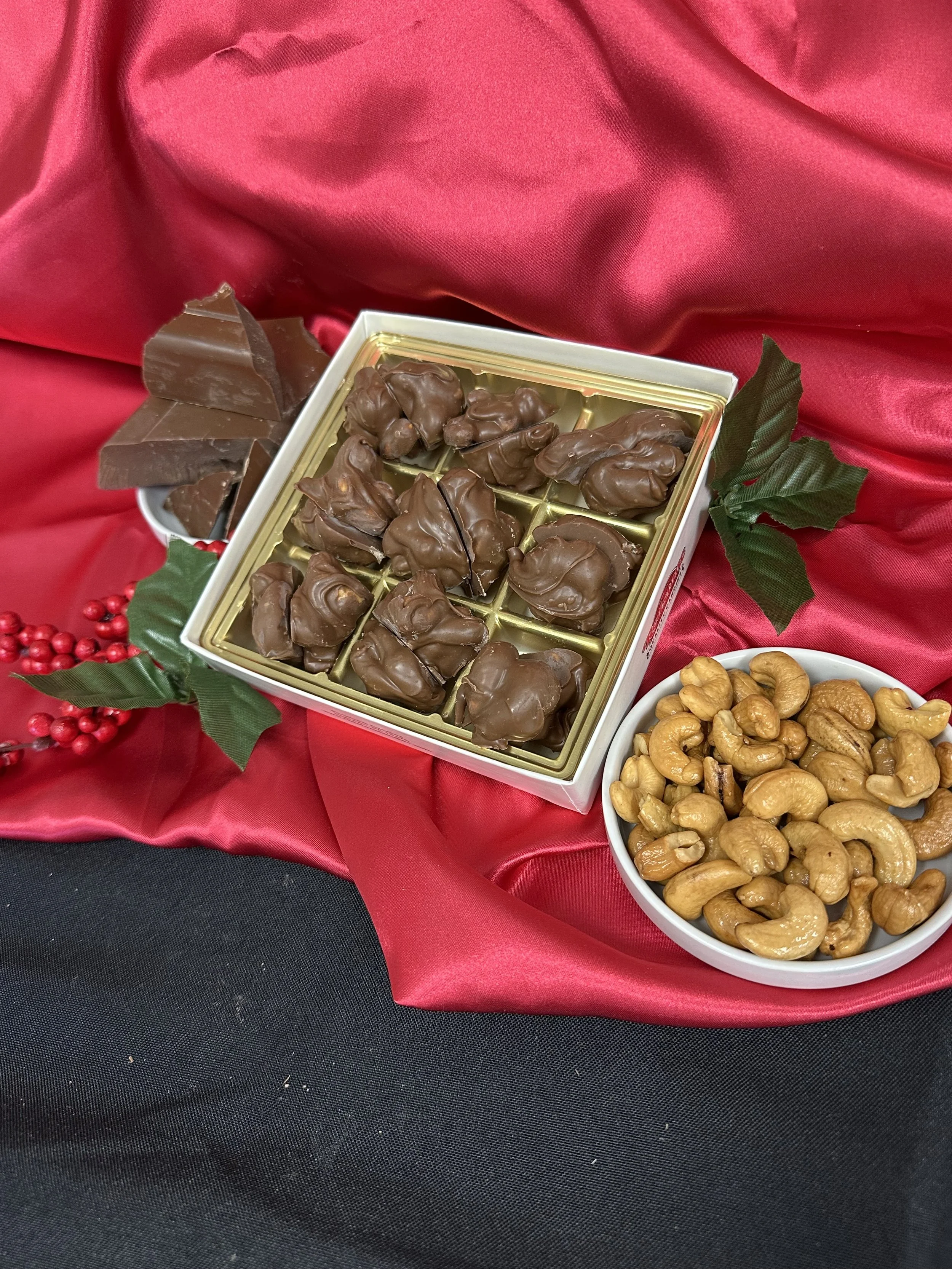 Millk Chocolate Cashew Clusters 1 lbs and 8 oz — RedStone Candies
