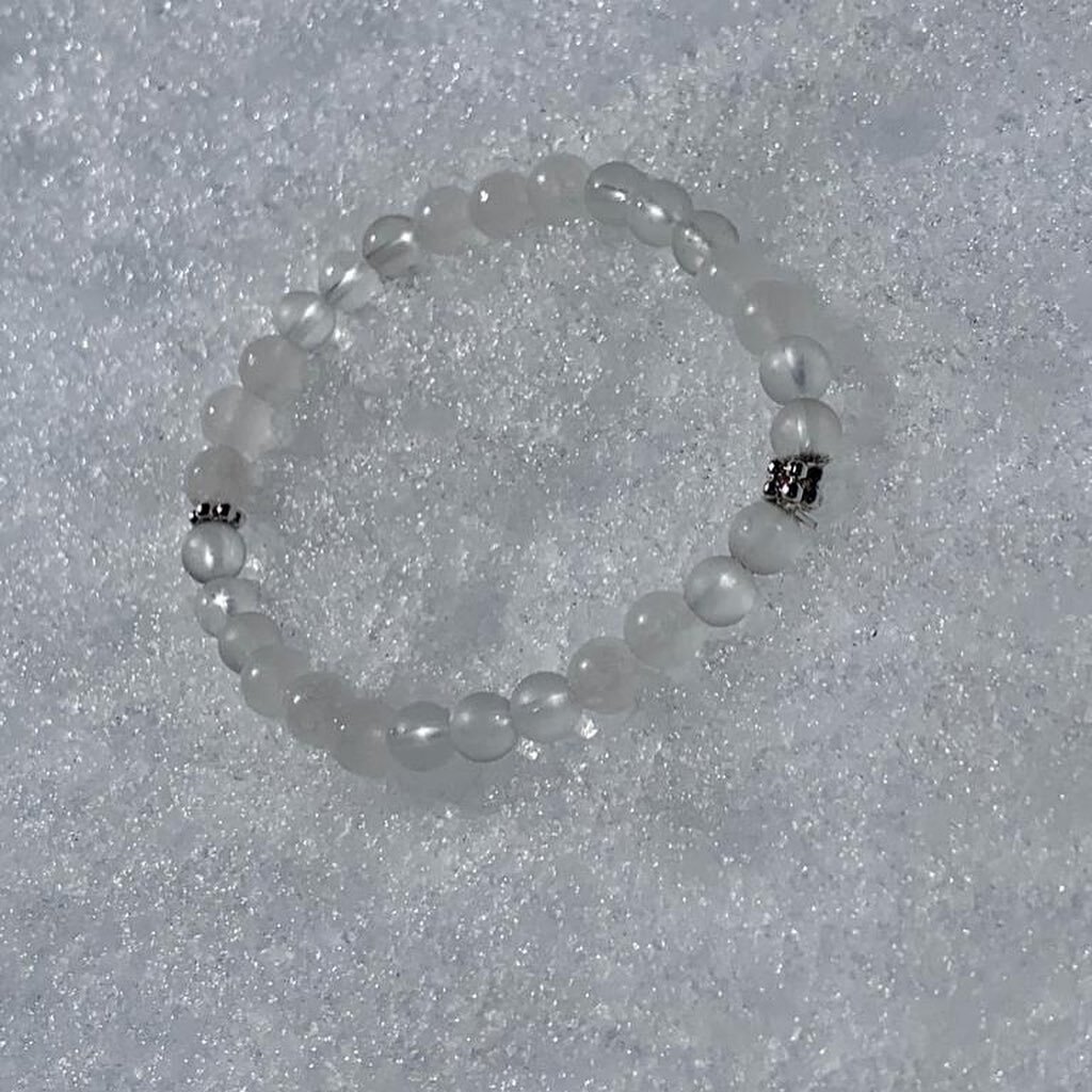 Podle řeck&eacute; filozofie v sobě b&iacute;l&aacute; barva obsahuje kromě barev tak&eacute; v&scaron;echny zvuky! B&iacute;l&aacute; symbolizuje světlo, duchovnost, spiritualitu, čistotu, nevinnost, v&scaron;e neviditeln&eacute;, nepoznan&eacute;, 