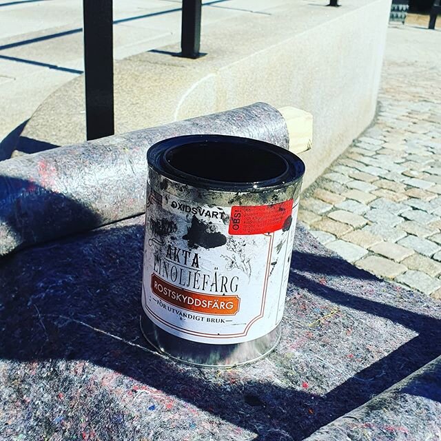 Utv&auml;ndig m&aring;lning ju s&aring; gott, h&auml;r m&aring;las r&auml;cken p&aring; Huskvarna Kyrka med linoljef&auml;rg 👨&zwj;🎨 #hofmansbyggm&aring;leri #m&aring;lare #m&aring;lning #linoljef&auml;rg #m&aring;leri #huskvarna #svenskakyrkan