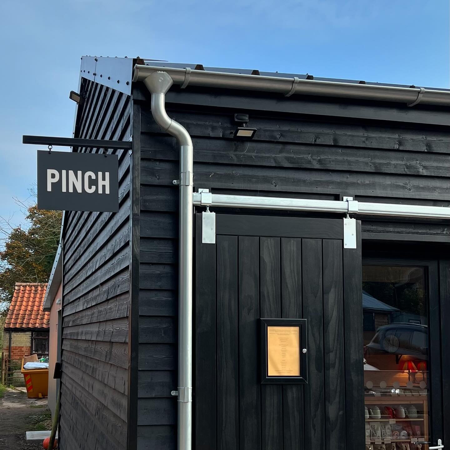 A trip to @pinch.suffolk brought the sun out after several gloomy days. It is always a treat to see Alice and Team Pinch and I was especially excited to visit them in their new spacious premises 🤩 whilst eating my slice of potato and rosemary pizza 