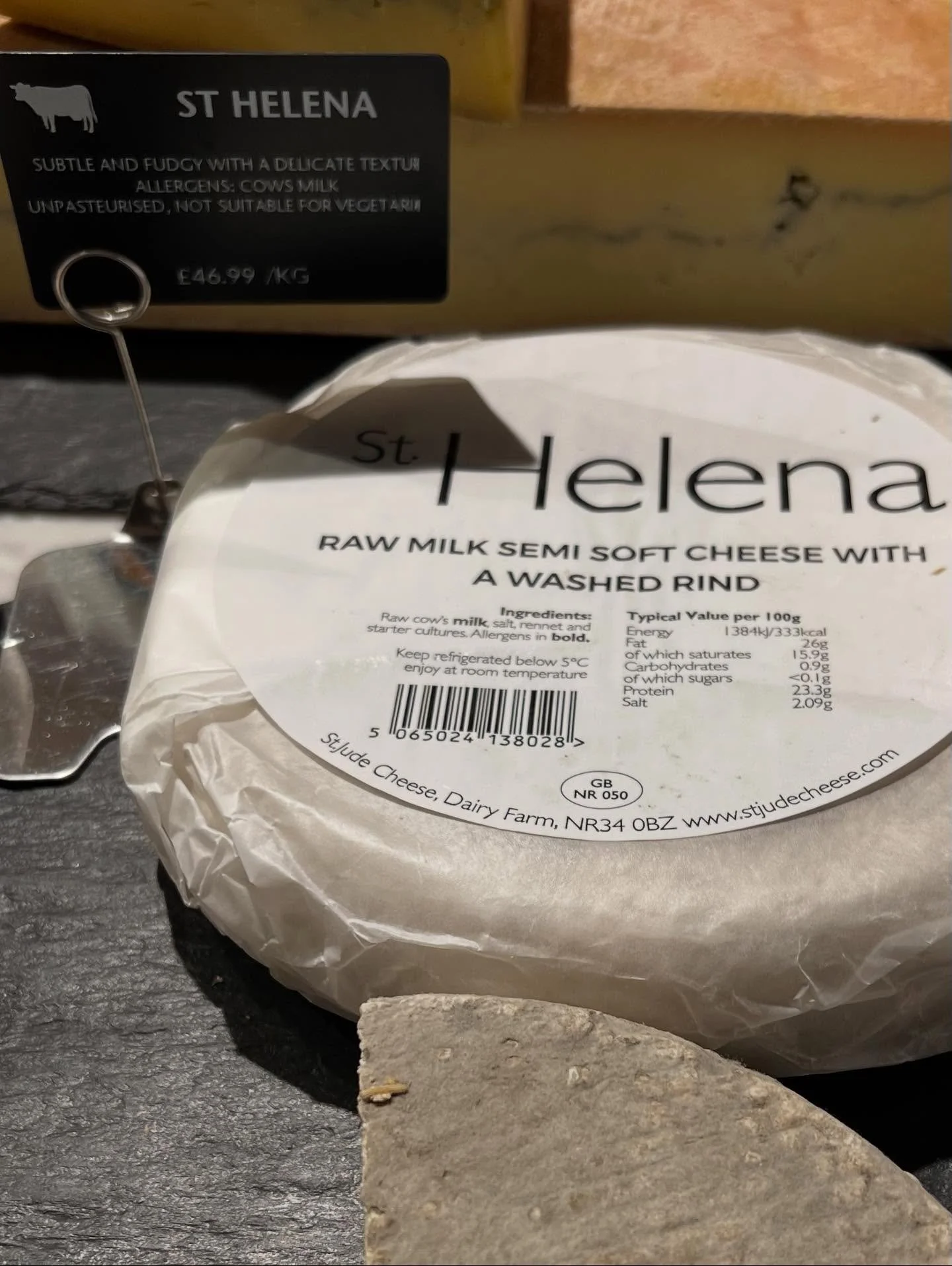 Visiting @newlynsfarm shop in Hampshire is always a delight, so professionally run by the wonderful Janaway family 🤩 This time I took photos of St.Helena snuggled on the counter looking delectable 😉