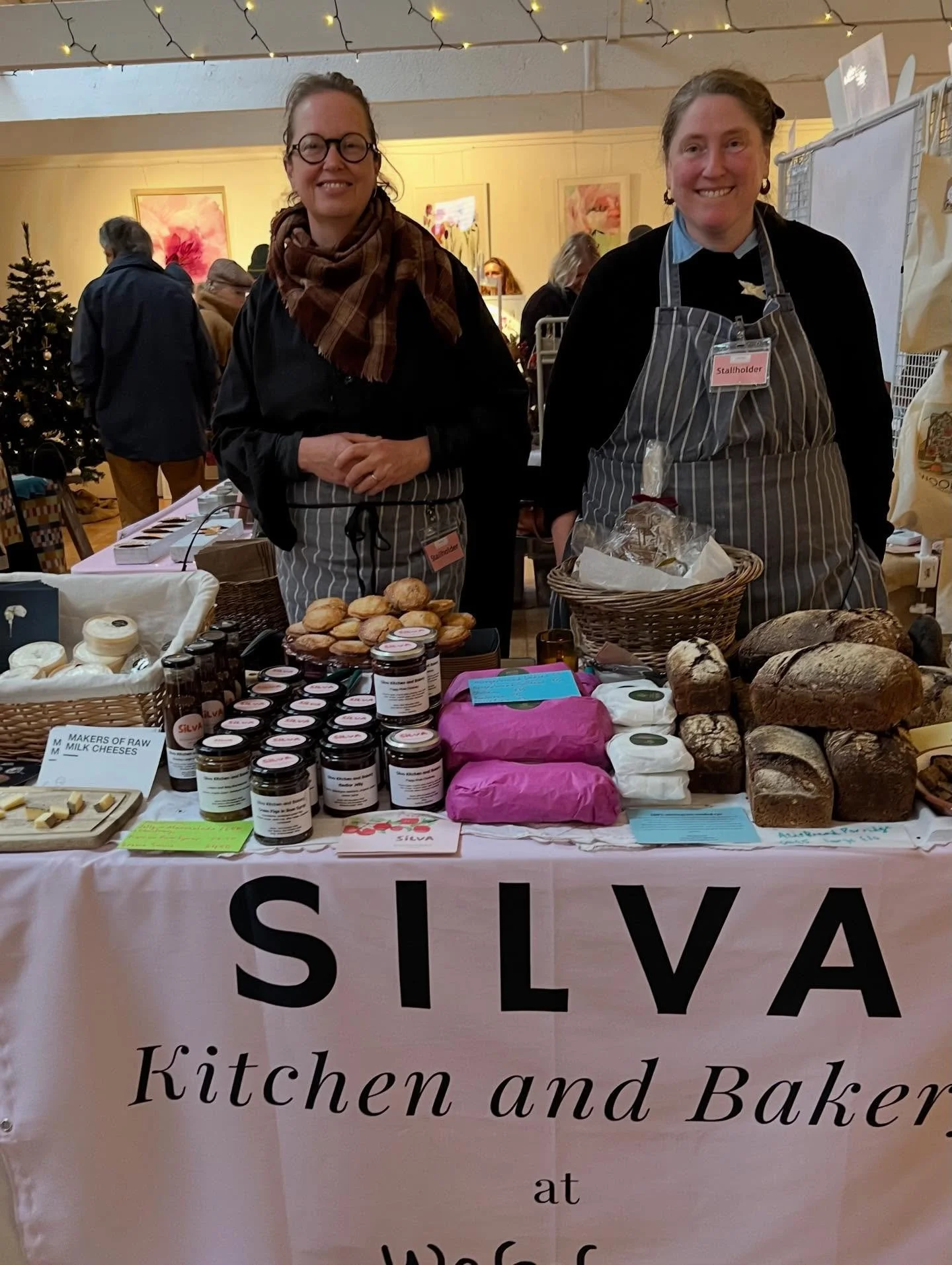 Today I am sharing a table with Nic and Lindsay @wingfieldbarns Christmas fair selling their fab bread @silva.wakelyns and other deliciousness