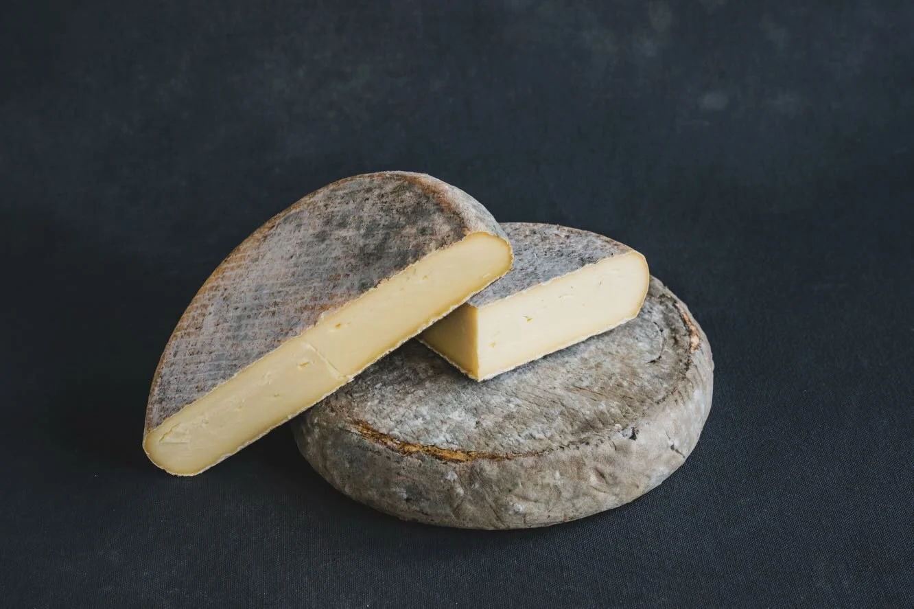 #nationalcheeseday #cheeselovers #cheeseboard Happy National Cheese Day in whatever form your cheese comes 😉 I have even had some of ours painted by @christianfurr 🤩 photos by @sibuckphoto