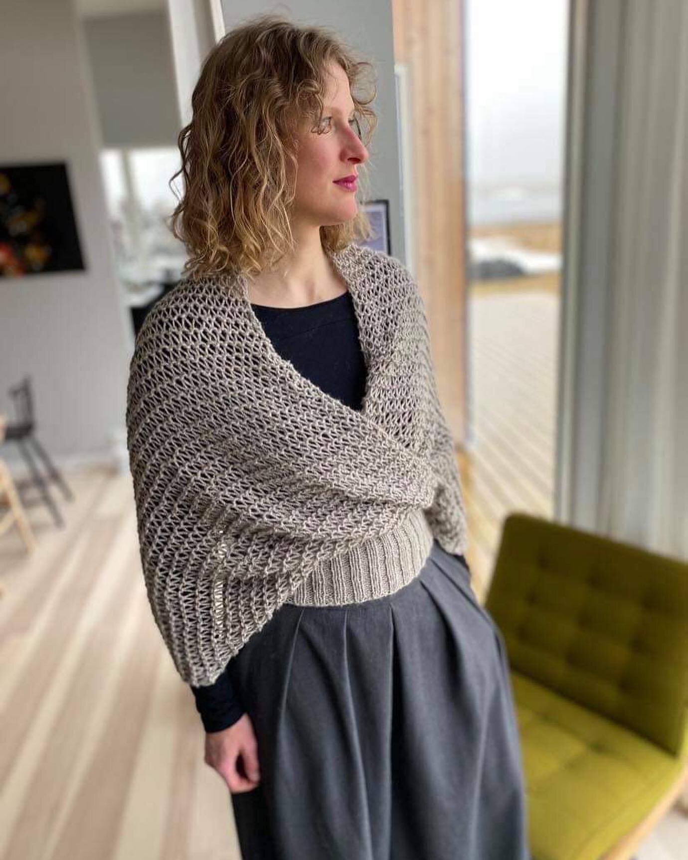 My gorgeous cousin, Eygl&oacute;, wearing her lovely version of Allegro Shawl! 
This pattern is always one of my best sellers and I&rsquo;m planning a relaunch of the pattern. Watch this space! 
Link to buy the pattern right now is in my stories!

Pa