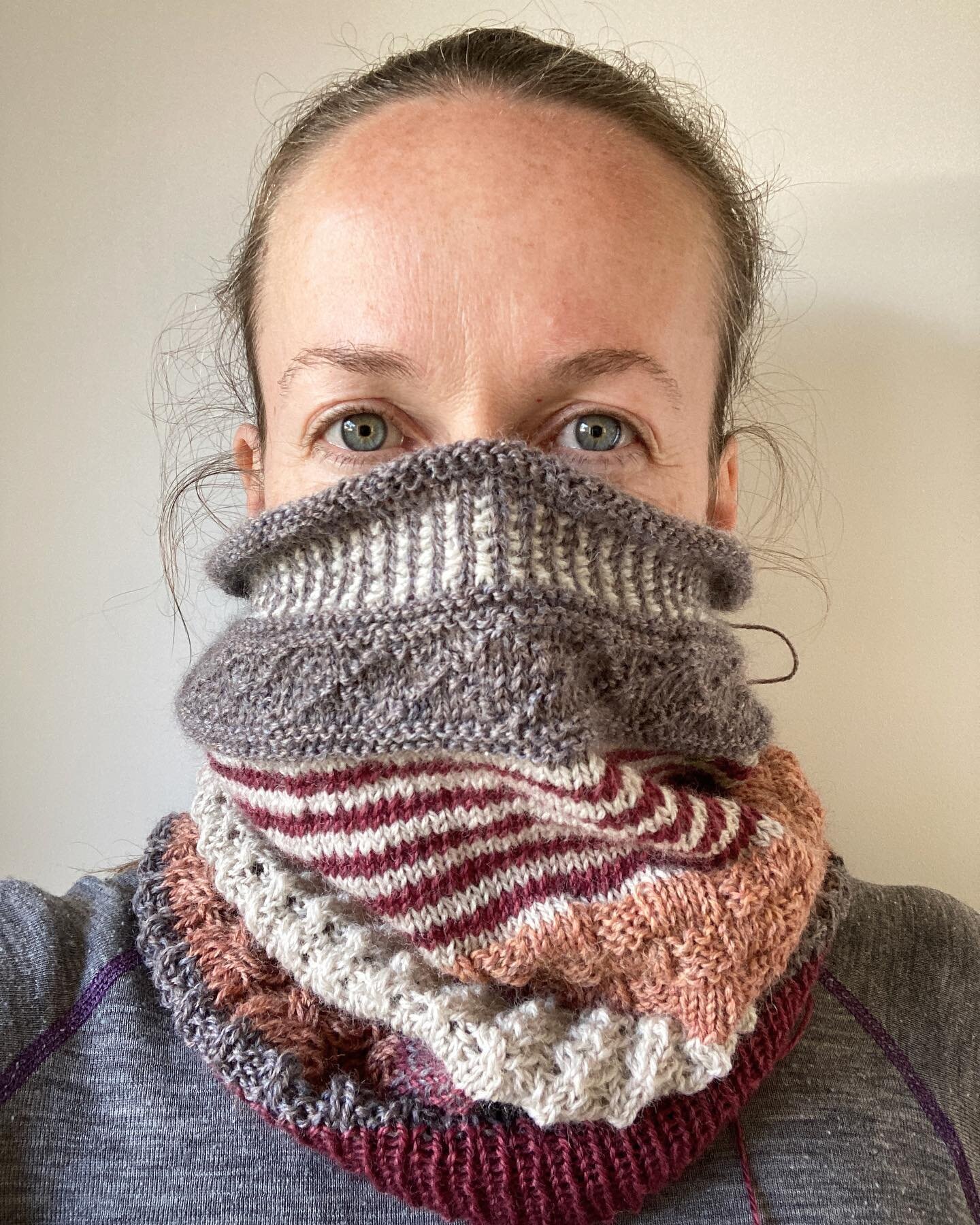 My Pick and Mix Cowl in various shades of Yarnadelic by @jarbontextiles is done just in time for the colder weather shift that followed the start of November. Keeping me snug on my early morning commutes to the office! 

Link to pattern in my stories