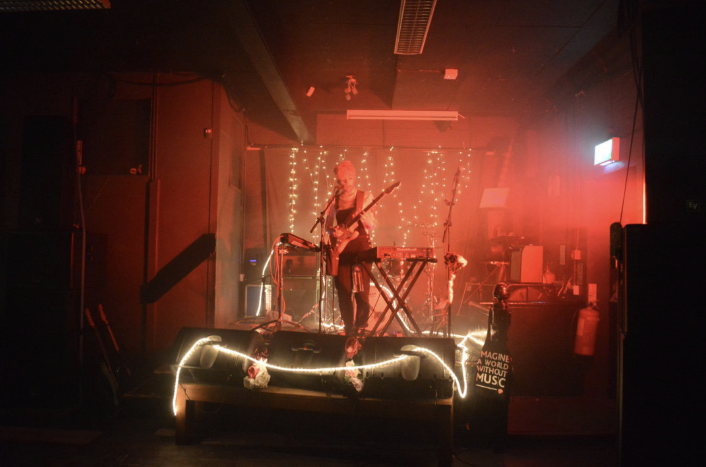 QR Music: Interview with ROE: "The indie thing is coming back."