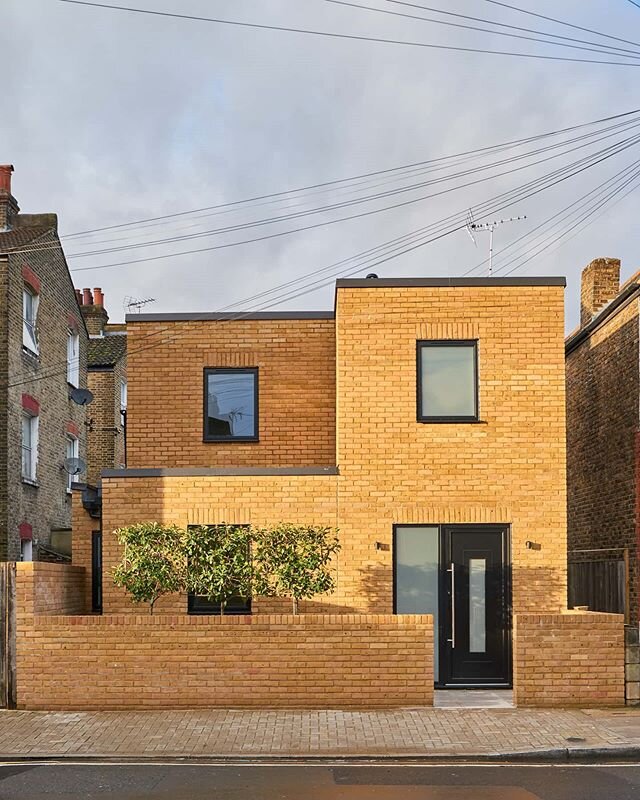 Winter sun hitting what we've decided to call 'The Earlsfield Cube' 🌞

#contemporaryarchitecture #london #avisappleton #earlsfield #cube #architecturedaily