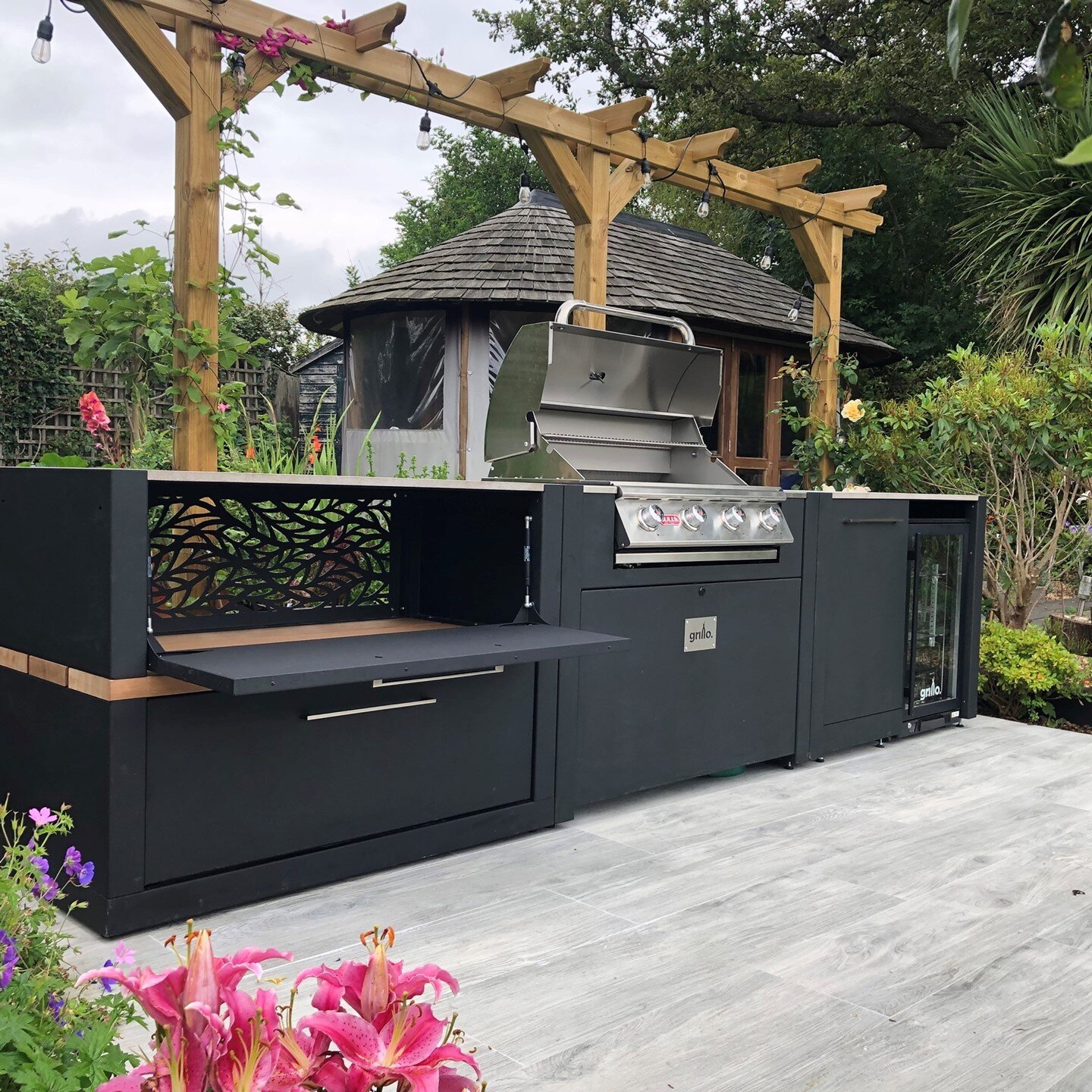 Who wouldn't love this outdoor kitchen! Party ready at a moment's notice.⁠
⁠
This design comprises of 3 Vantage units; two cupboard unit, a gas bbq unit and then the fabulous bin/fridge unit. ⁠
⁠
Love how it's settled into this beautifully kept garde