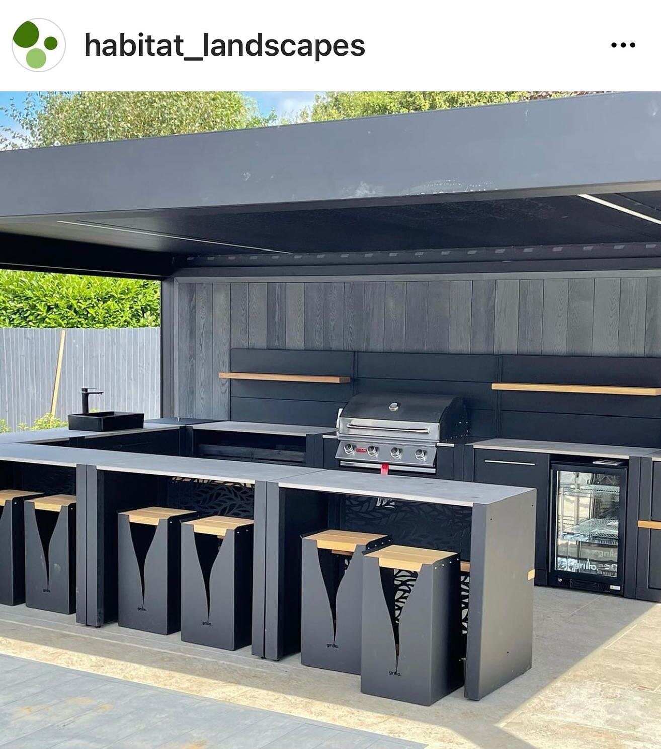 Huge pleasure to collaborate with the super @habitat_landscapes team and Mike Long on this one for the canopy and kitchen design and install. Looks fab doesn&rsquo;t it!?

#grillo vantage outdoor kitchen
#renson Camargue louvered canopy

#design #lan