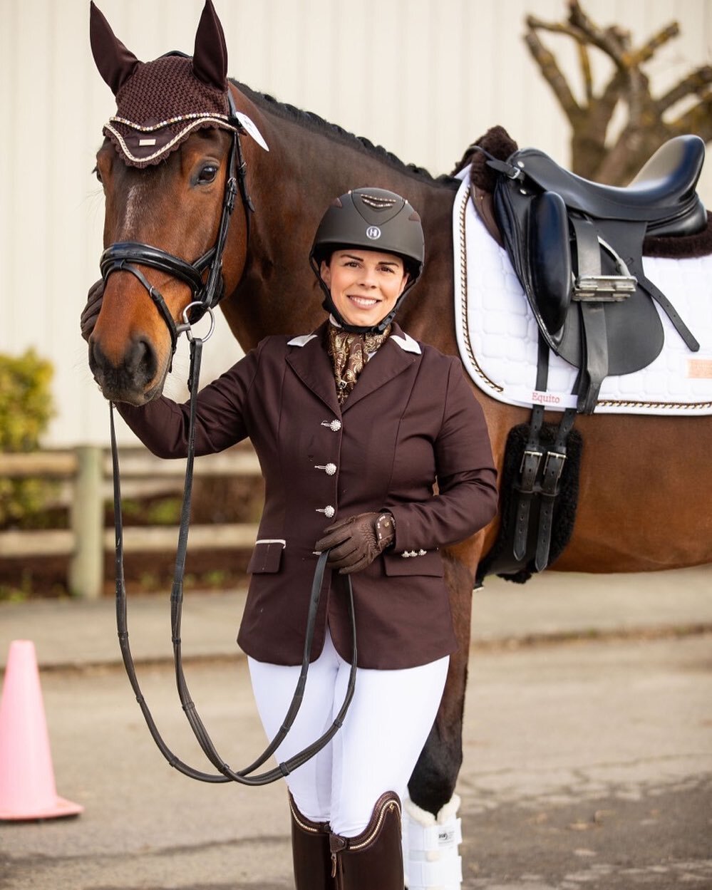 Jessica Alvarado&rsquo;s Teacher&rsquo;s Pet dressed up at his first recognized show. I love this brown outfit. 🤎 I am wearing a One k helmet, Annie&rsquo;s apparel jacket, esprit tights, and deniro boots. Moose is wearing a custom saddlery saddle, 
