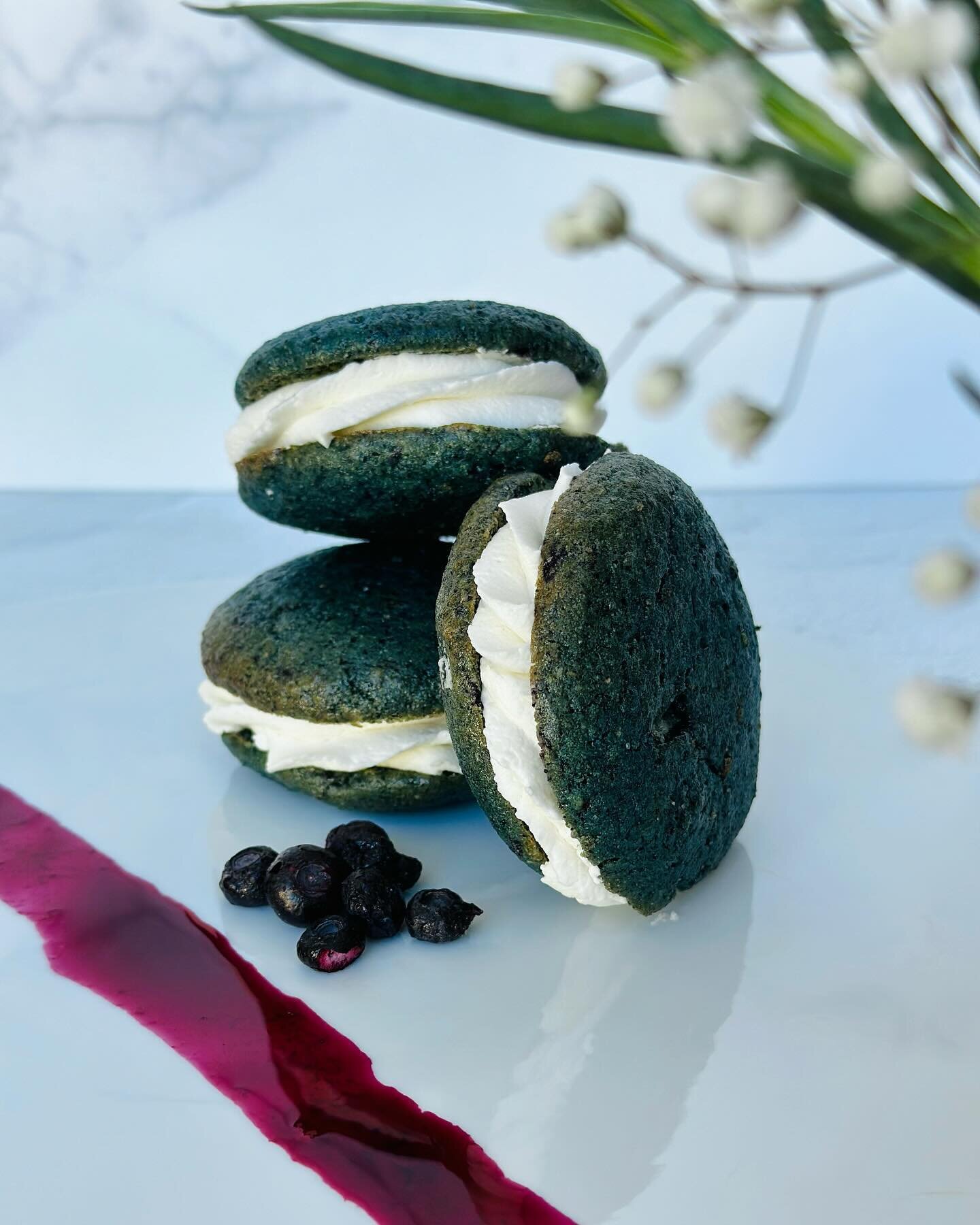 B L U B E R R Y  L E M O N 
W H O O P I E  P I E

Ignore the falling snow out there ❄️ Come celebrate the spring solstice with a blueberry lemon whoopie pie!

Fluffy blueberry cookies made with freeze dried blueberries and extract, filled with bluebe