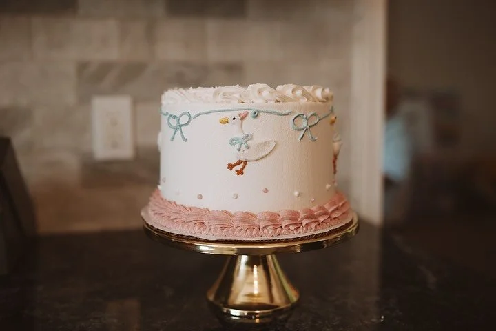 Look at this SWEET cake from a recent custom order!
Place one today at the link in our bio!