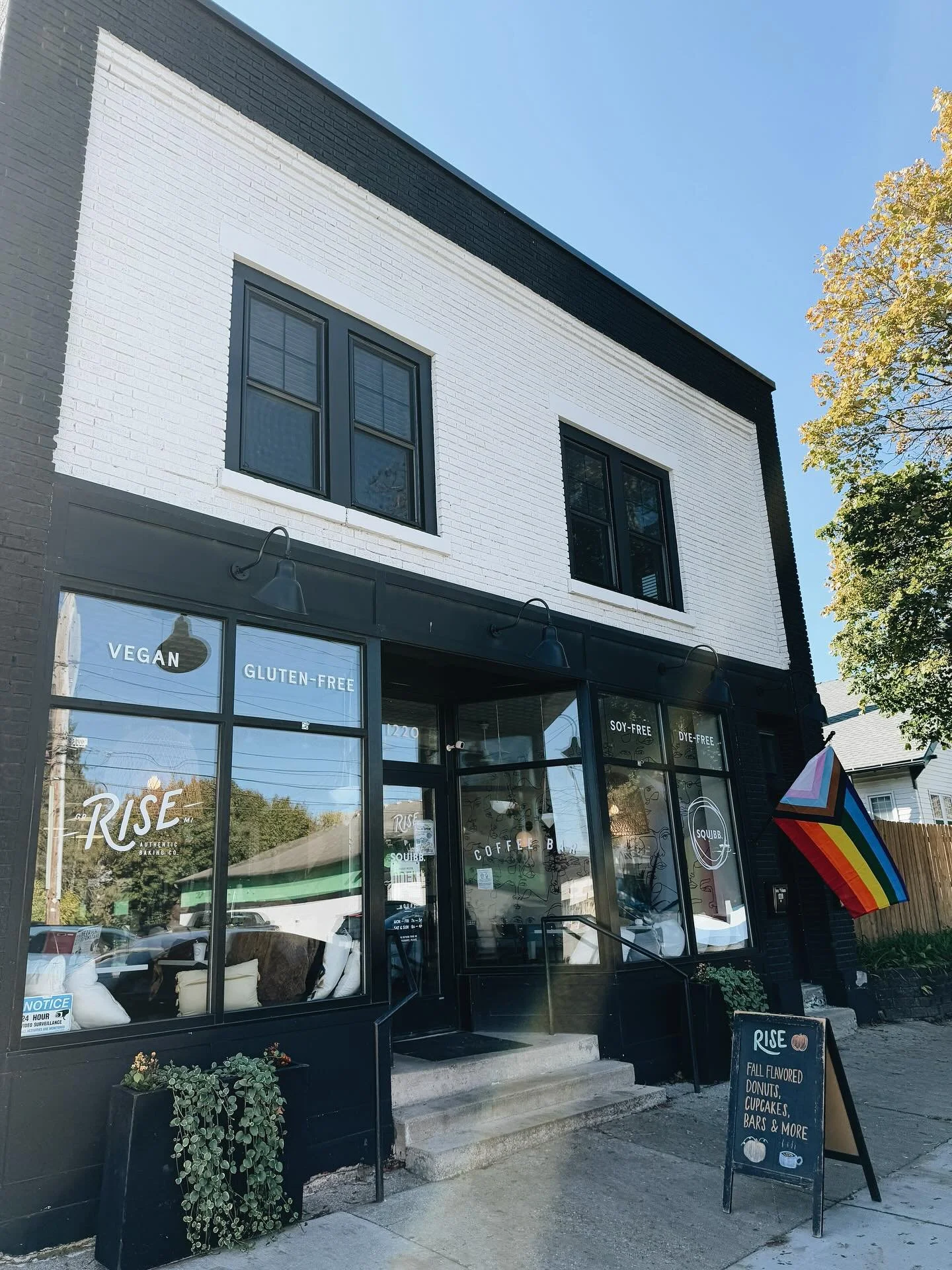 Happy Sunday pals! 

Treat yourself to your favorite coffee order and a little treat on this beautiful Sunday! 

See you soon!
We&rsquo;re here til 4!